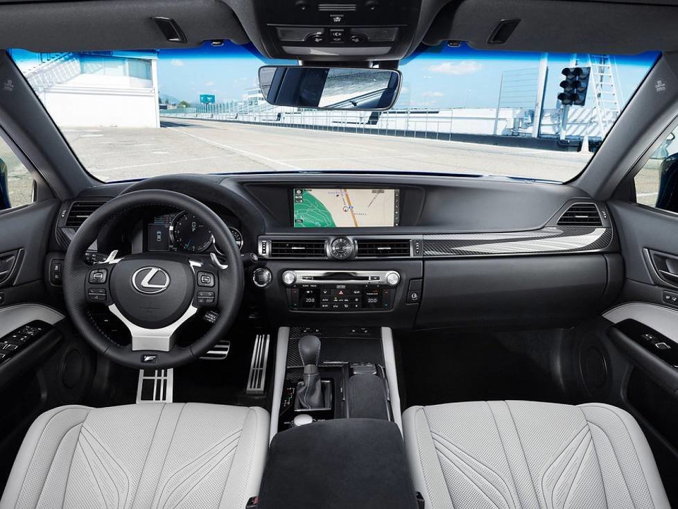 Cockpit des Lexus GS F