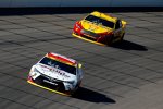 Carl Edwards (Gibbs) und Joey Logano (Penske) 