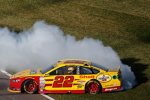 Joey Logano (Penske) bejubelt seinen zweiten Sieg in der Contender-Round