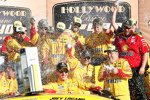 Joey Logano (Penske) in der Victory Lane