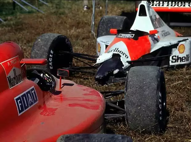 Die Autos von Alain Prost und Ayrton Senna nach der Startkollision in Suzuka 1990 Titel-Bild zur News: Die Autos von Alain Prost und Ayrton Senna nach der Startkollision in Suzuka 1990
