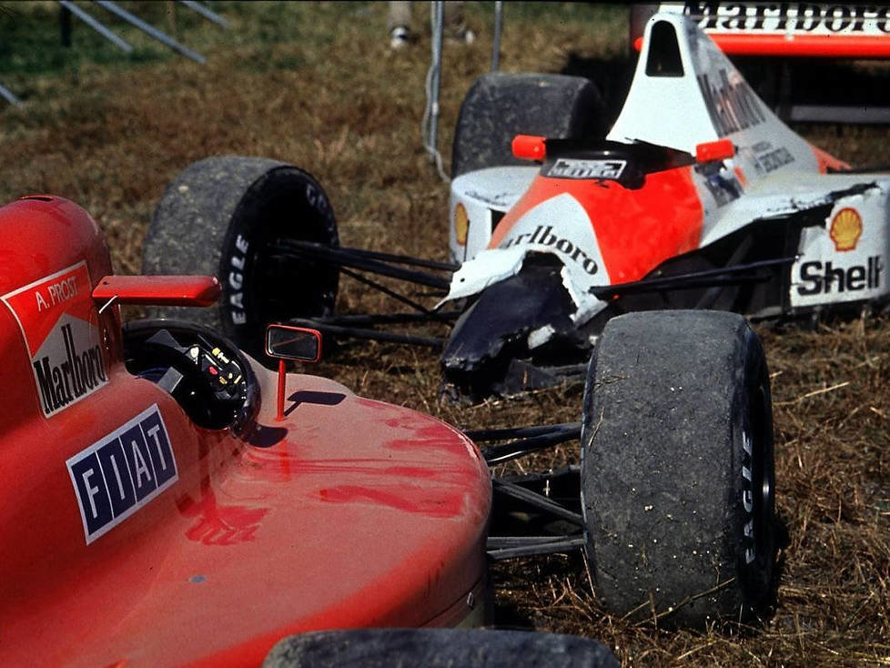 Die Autos von Alain Prost und Ayrton Senna nach der Startkollision in Suzuka 1990