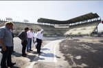 FIA-Rennleiter Charlie Whiting inspiziert die Strecke in Mexiko-Stadt