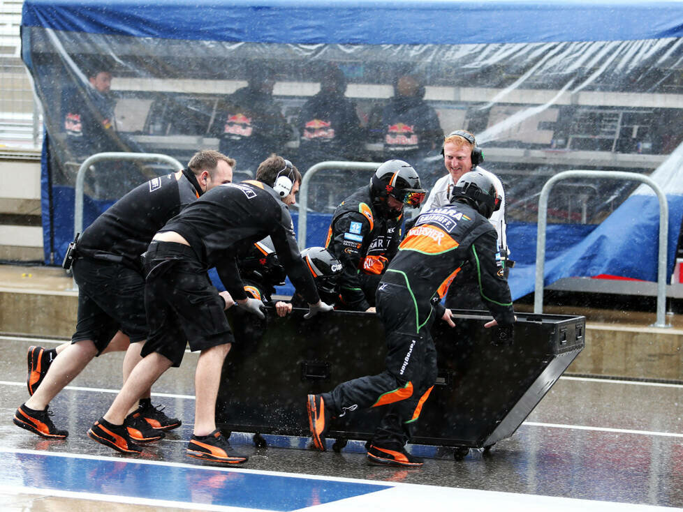 Force-India-Crew