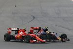 Carlos Sainz (Toro Rosso) und Kimi Räikkönen (Ferrari) 