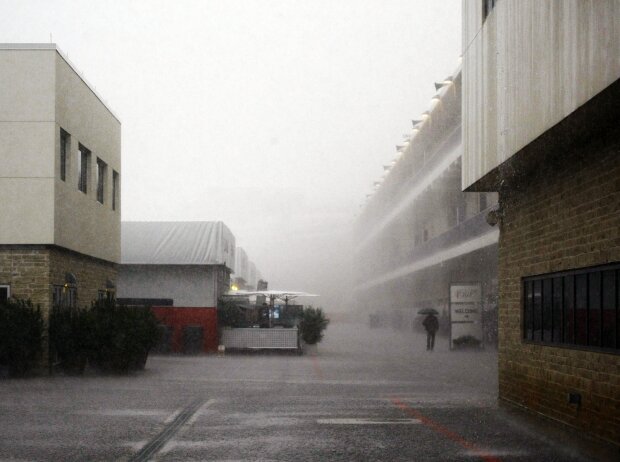 Regen im Paddock in Austin