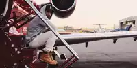 Lewis Hamilton vor seinem Privatjet