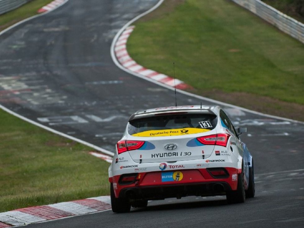 Der Hyundai i30 Turbo im Abschnitt Pflanzgarten auf der Nordschleife