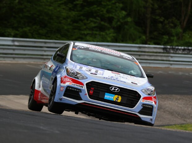 Der Hyundai i30 Turbo im Karussell auf der Nordschleife Der Hyundai i30 Turbo im Karussell auf der Nordschleife