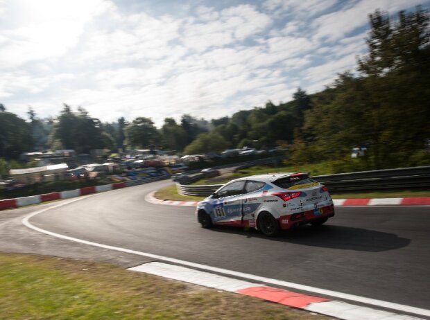 Der Hyundai i30 Turbo im Abschnitt Steilstrecke auf der Nordschleife Der Hyundai i30 Turbo im Abschnitt Steilstrecke auf der Nordschleife