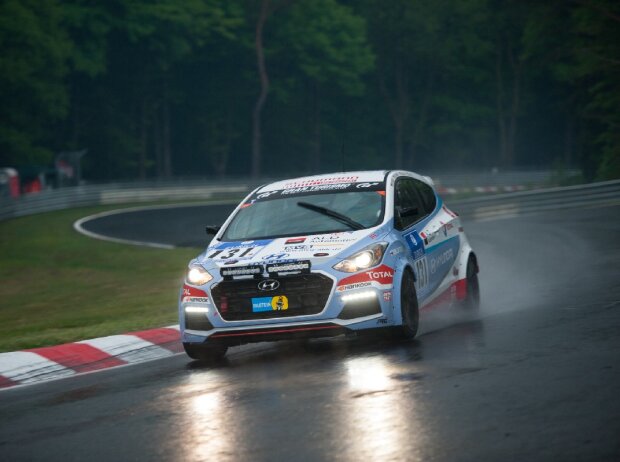 Der Hyundai i30 Turbo im Abschnitt Hohe Acht auf der Nordschleife Der Hyundai i30 Turbo im Abschnitt Hohe Acht auf der Nordschleife