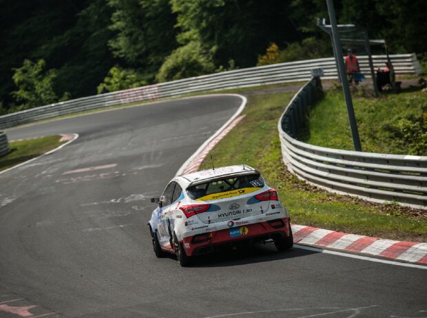 Der Hyundai i30 Turbo im Abschnitt Wippermann auf der Nordschleife Der Hyundai i30 Turbo im Abschnitt Wippermann auf der Nordschleife