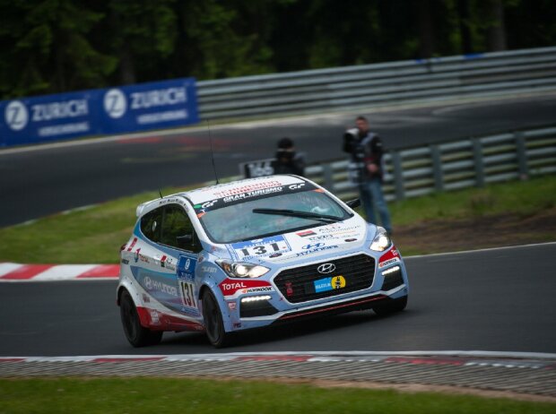 Der Hyundai i30 Turbo im Abschnitt Eiskurve auf der Nordschleife Der Hyundai i30 Turbo im Abschnitt Eiskurve auf der Nordschleife