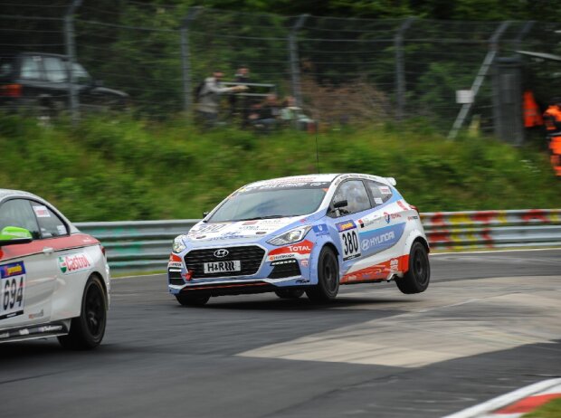 Der Hyundai i30 Turbo im Schwalbenschwanz auf der Nordschleife Der Hyundai i30 Turbo im Schwalbenschwanz auf der Nordschleife