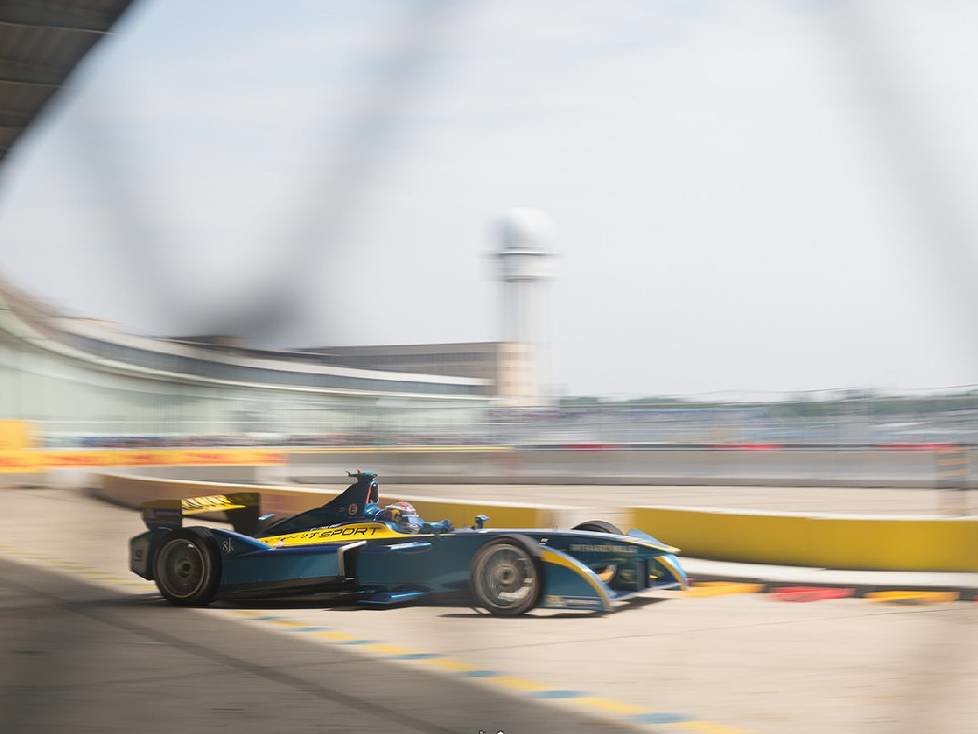 Die innovativen Elektroantriebe der aktuellen Formel E-Boliden leisten maximal 200 kW (272 PS) und beschleunigen Villeneuve & Co. auf bis zu 225 km/h