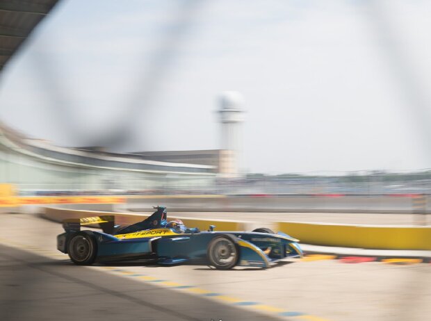 Die innovativen Elektroantriebe der aktuellen Formel E-Boliden leisten maximal 200 kW (272 PS) und beschleunigen Villeneuve & Co. auf bis zu 225 km/h Die innovativen Elektroantriebe der aktuellen Formel E-Boliden leisten maximal 200 kW (272 PS) und beschleunigen Villeneuve & Co. auf bis zu 225 km/h
