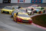 Restart mit Joey Logano (Penske) an der Spitze