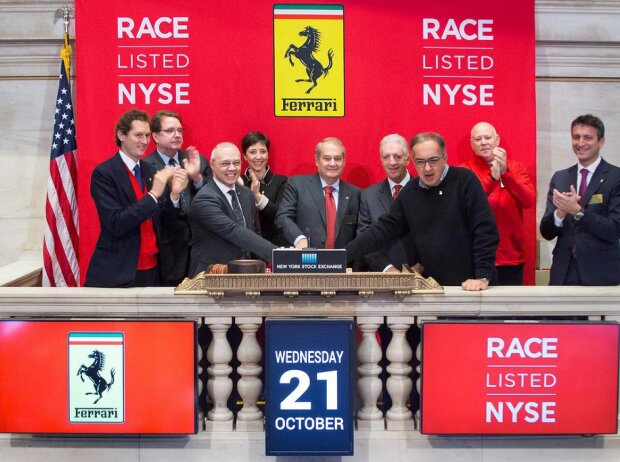 Börsengang von Ferrari an der New Yorker Börse: Aufsichtsratsvorsitzender John Elkann (3.v.l.) und Konzernchef´Sergio Marchionne geben das Startsignal.
