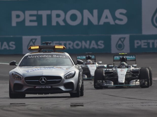 Titel-Bild zur News: Safety-Car vor Nico Rosberg, Lewis Hamilton