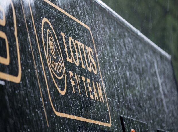 Titel-Bild zur News: Lotus Logo Regen