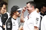 Fernando Alonso (McLaren) und Eric Boullier 