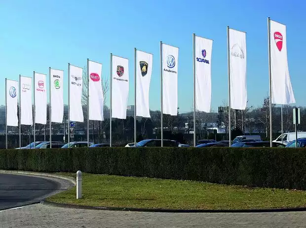 Fahnen der Konzernmarken vor dem Verwaltungshochhaus am VW-Stammsitz Wolfsburg Titel-Bild zur News: Fahnen der Konzernmarken vor dem Verwaltungshochhaus am VW-Stammsitz Wolfsburg