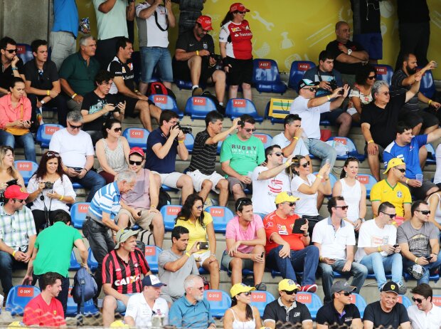 Titel-Bild zur News: Fans in Interlagos