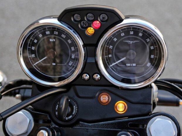 Cockpit der Moto Guzzi V7 II Stone 