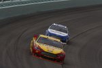 Joey Logano (Penske) und David Ragan (Waltrip)