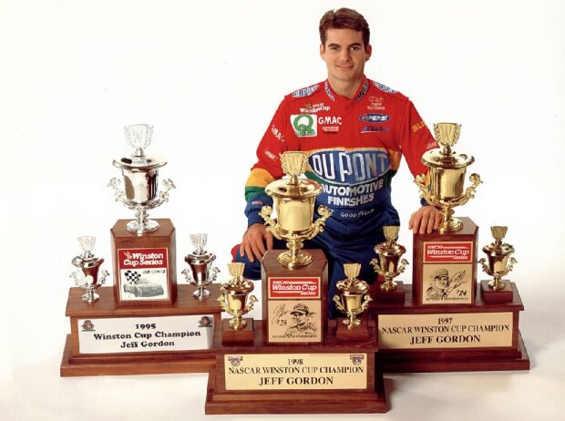 Titel-Bild zur News: Jeff Gordon mit den Winston-Cup-Trophäen von 1995, 1997 und 1998