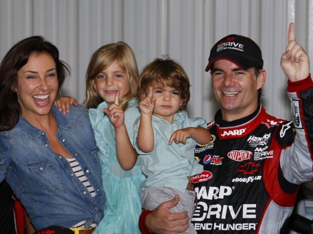 Jeff Gordon mit Ehefrau Ingrid und den Kids Ella und Leo in Pocono 2012 Jeff Gordon mit Ehefrau Ingrid und den Kids Ella und Leo in Pocono 2012