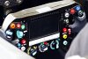 Bild zum Inhalt: Lewis Hamilton warnt: "Es gibt zu viele Knöpfe am Lenkrad"