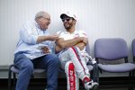Jose-Maria Lopez (Citroen) entspannt beim Interview