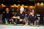 Nico Hülkenberg (Force India) und Sergio Perez (Force India) bei Hype-Party im Paddock