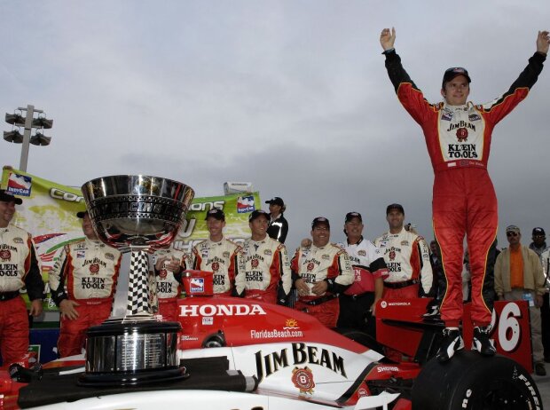 Dan Wheldon feiert in Watkins Glen den IndyCar-Titel 2005 Dan Wheldon feiert in Watkins Glen den IndyCar-Titel 2005