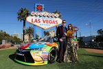 NASCAR-Champion Kyle Busch (Gibbs) posiert mit Ehefrau Samantha am Süd-Ende des Strip in Las Vegas