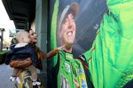 Samantha und Brexton Busch begutachten ein Bild von NASCAR-Champion Kyle Busch