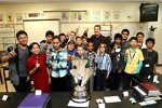 NASCAR-Champion Kyle Busch (Gibbs) beim Besuch der Lawrence Junior High School