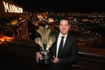 NASCAR-Champion Kyle Busch posiert vor der Skyline von Las Vegas