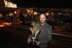Champion-Crewchief Adam Stevens posiert vor der Skyline von Las Vegas
