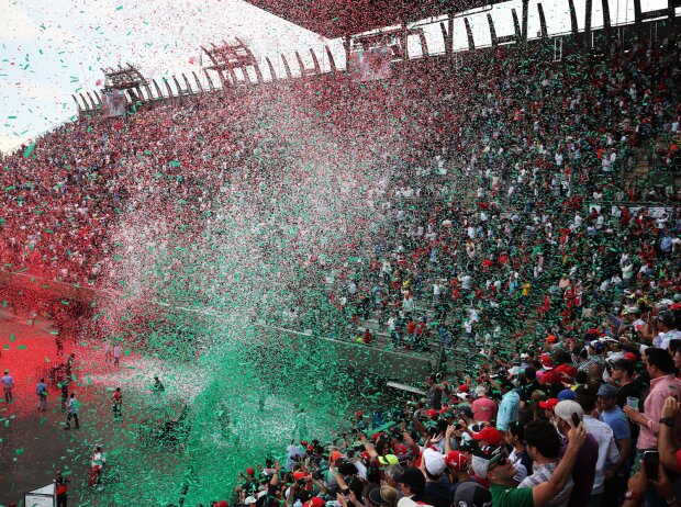 Titel-Bild zur News: Fans in Mexiko