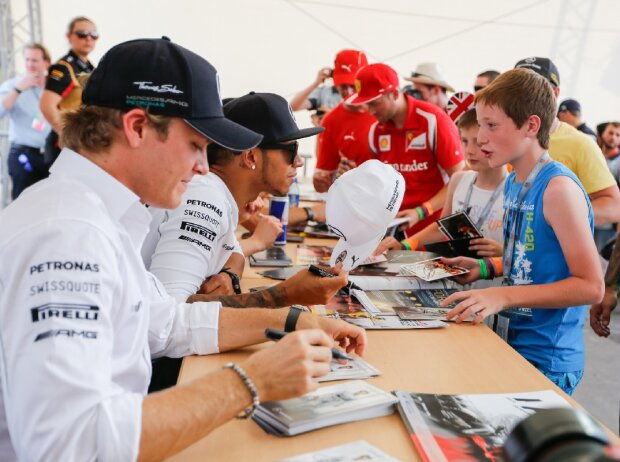 Formel 1 auf dem Hockenheimring: Autogrammstunde mit Nico Rosberg und Lewis Hamilton