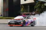 Victory Lap auf dem Strip: Donut von Denny-Hamlin-Ersatz Erik Jones (Gibbs) 