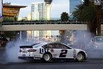 Victory Lap auf dem Strip: Donut von Brad Keselowski (Penske) 