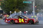 Victory Lap auf dem Strip: Donut von Jeff Gordon (Hendrick) 