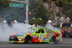 Victory Lap auf dem Strip: Donut von Sprint-Cup-Champion Kyle Busch (Gibbs)