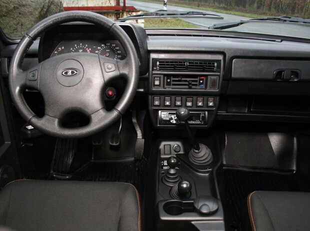 Cockpit des Lada 4x4 Urban