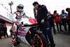 Bild zum Inhalt: Fernando Alonso steigt aufs MotoGP-Motorrad