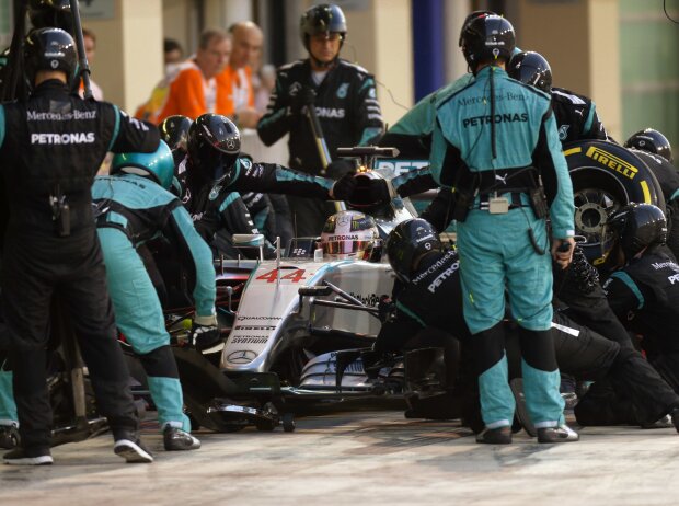 Titel-Bild zur News: Boxenstopp von Mercedes-Pilot Lewis Hamilton in Abu Dhabi 2015