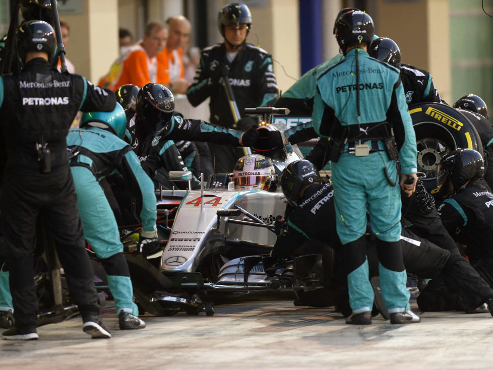 Boxenstopp von Mercedes-Pilot Lewis Hamilton in Abu Dhabi 2015